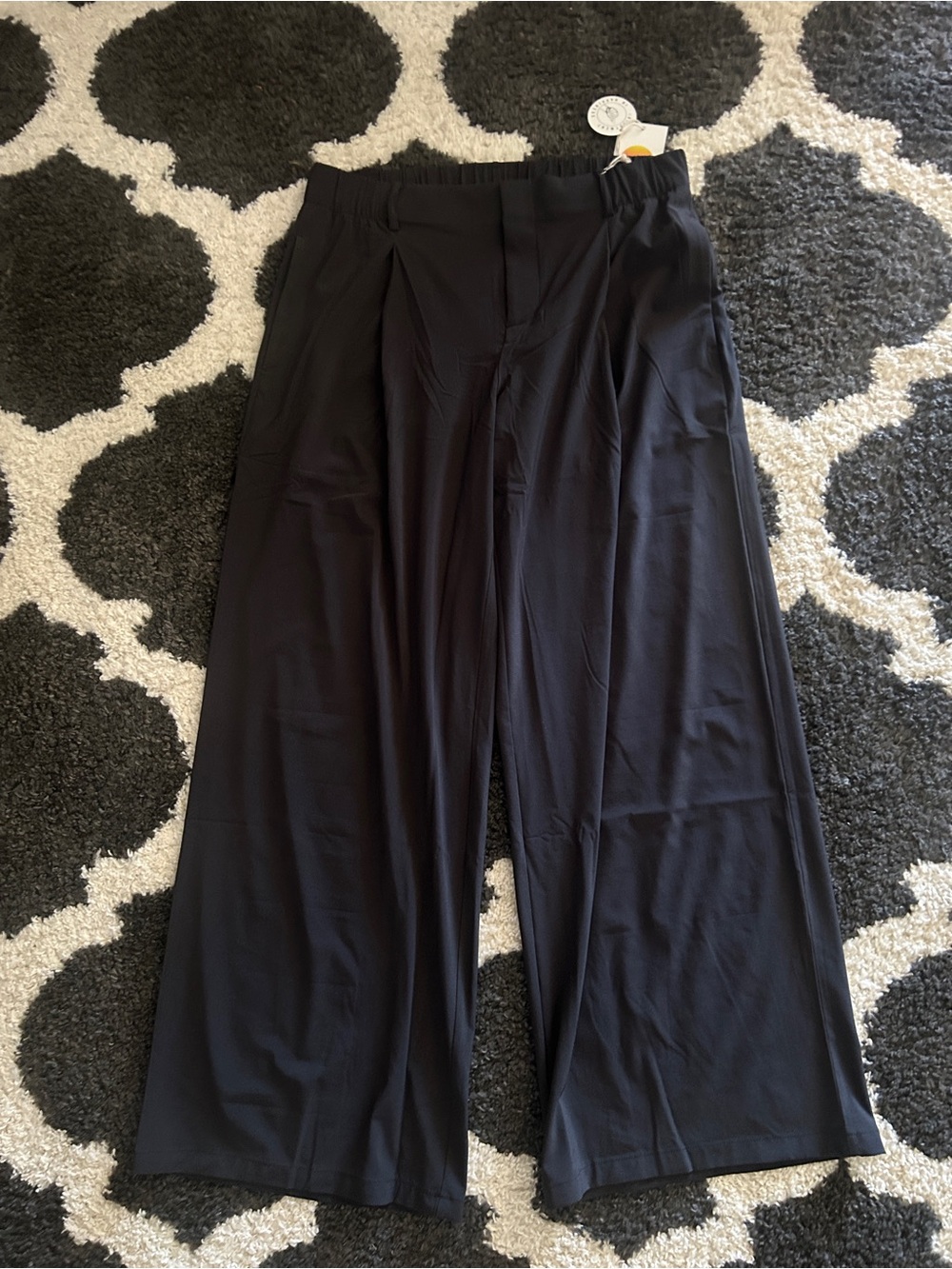 Vuori Black Villa Trousers size M short nwt